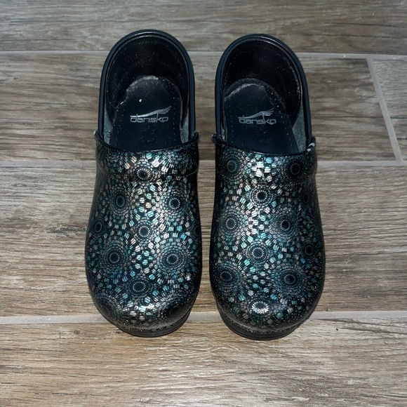 Dansko Black Metallic Medallion Embossed Professional Clogs Shoes Womens Size 36 - Picture 1 of 4